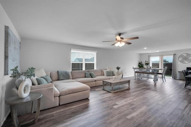 Foto del edificio - 613 Mayfield Dr
