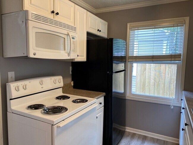 Building Photo - Super cozy 3 bedroom 1 bath home located i...