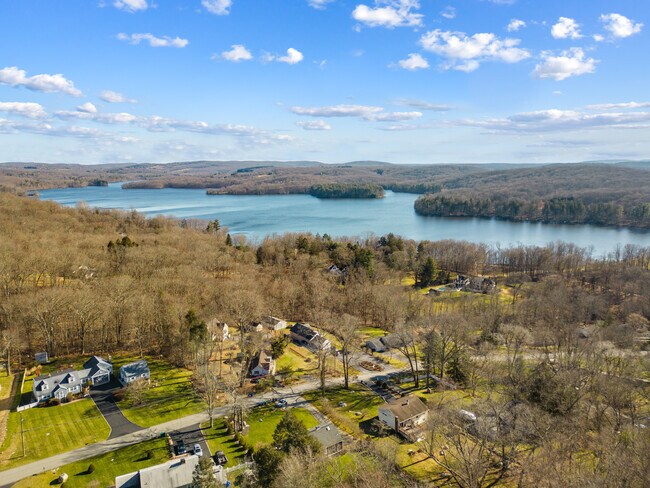 Foto del edificio - 44 Oakridge Rd