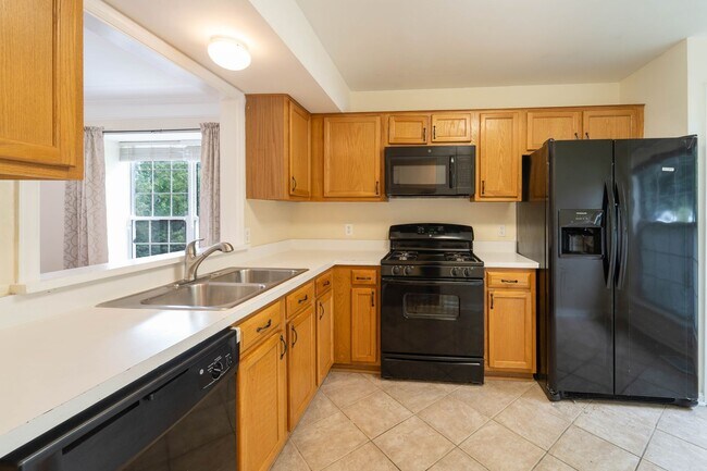Foto del edificio - Updated 3-Level End Unit Townhouse in Caro...