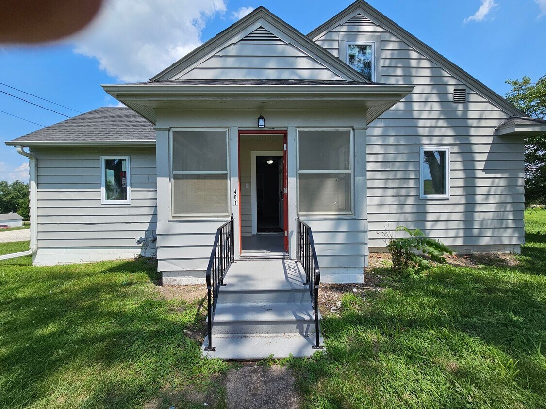 Foto principal - 3 Bedroom 1 Bath Home
