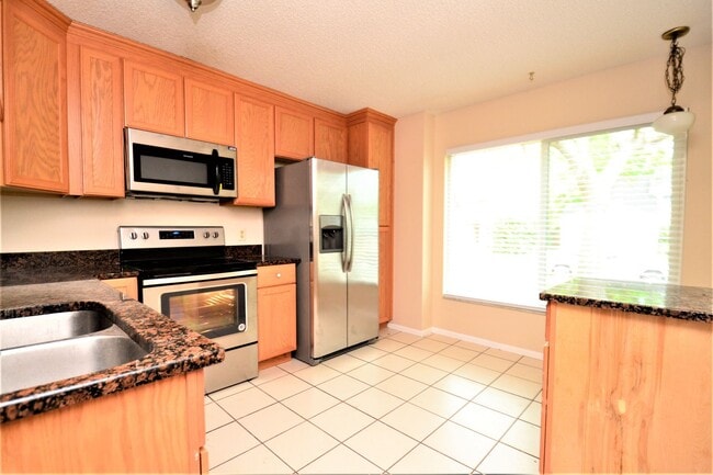 Foto del edificio - Upgraded Oviedo Home - Screened porch, fenced back yard, wood floors