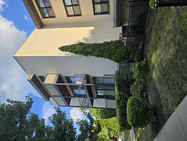 Building Photo - 1711 W Jarvis Ave