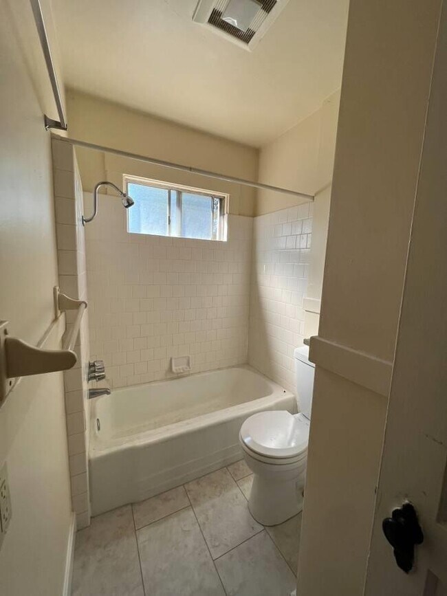 Building Photo - 1051 Chanticleer Ave