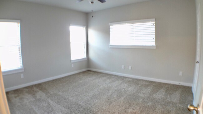 Building Photo - SPACIOUS 4 BEDROOM DUPLEX LOCATED IN NEW B...