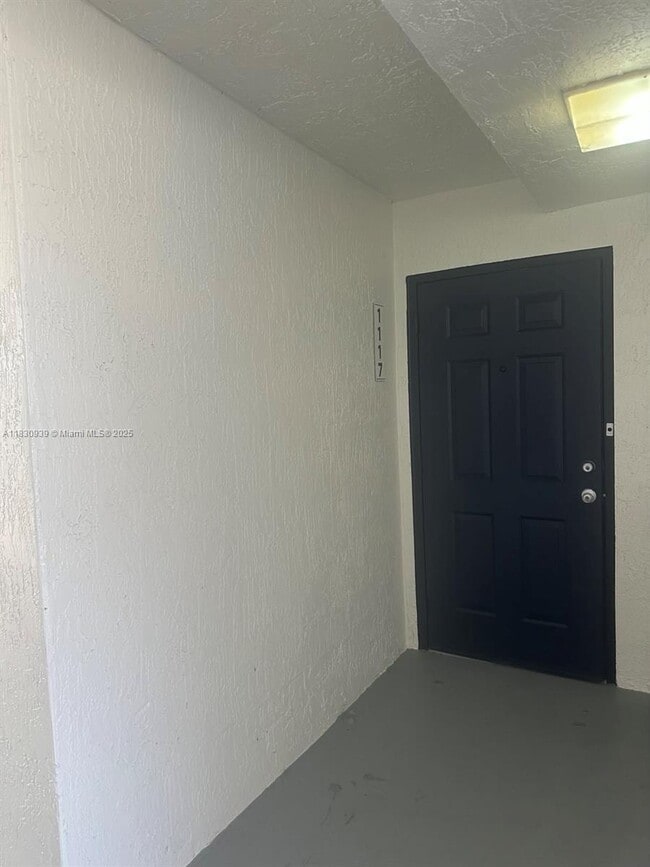 Building Photo - 1117 Villa Cir