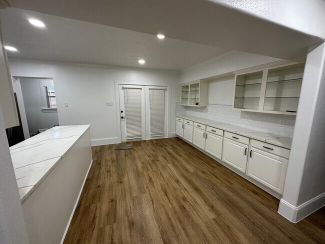 Dining Room - 1336 W Bell St