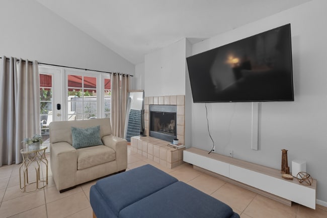 Foto del edificio - 4245 E Ludlow Dr