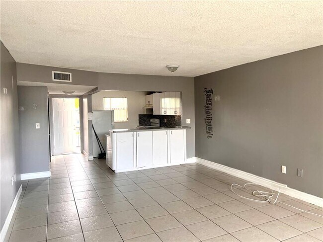Foto del edificio - 8321 Sands Point Blvd