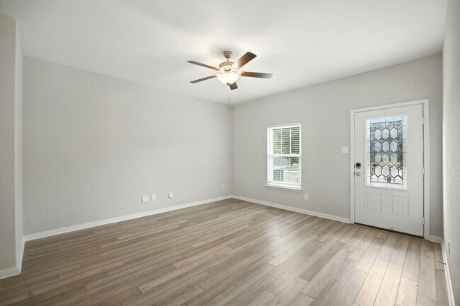 Building Photo - Charming Home Awaits: Spacious & Modern Li...