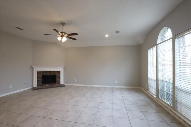 Building Photo - 18191 Holly Forest Dr