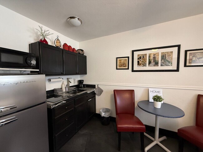 Foto del edificio - Carriage House Furnished Condo Available Now