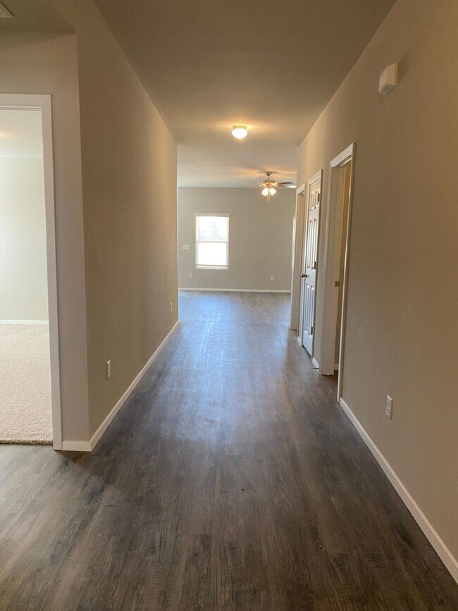 Foto del edificio - *Pre-leasing* Three Bedroom | Two Bathroom...
