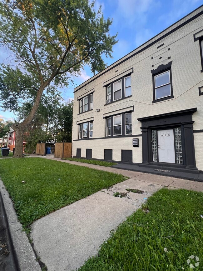Building Photo - 5423 W West End Ave