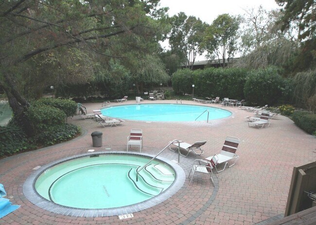 Foto del edificio - Cozy Condo in the Heart of Santa Clara.