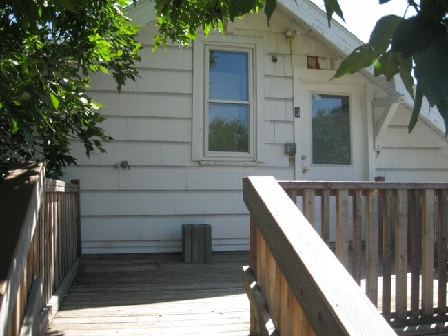 Building Photo - 8 7th Ave S