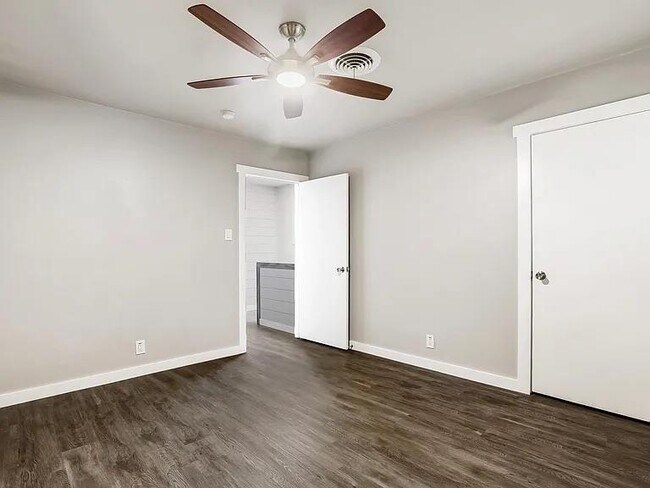 Foto del edificio - 5330 Balcones Dr