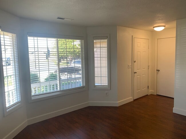 Building Photo - ***Newly Renovated Spacious and Bright 3 B...