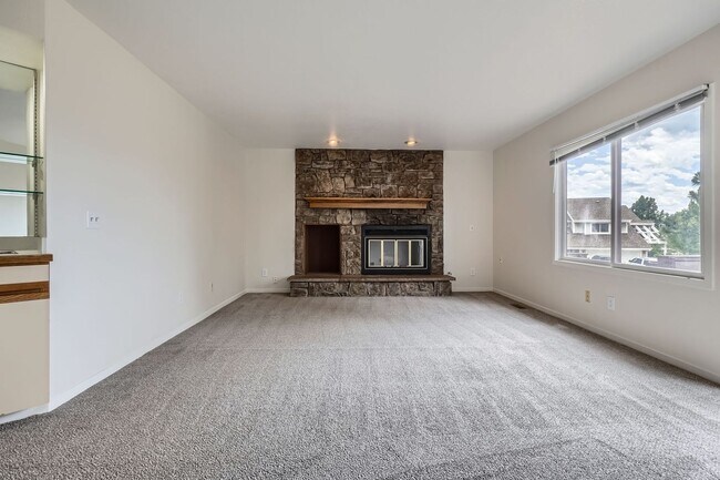 Foto del edificio - 5 bed 3.5 bath Plum Creek home