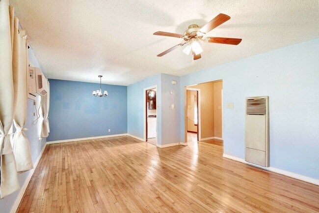 Foto del edificio - Charming move-in ready home on a spacious ...