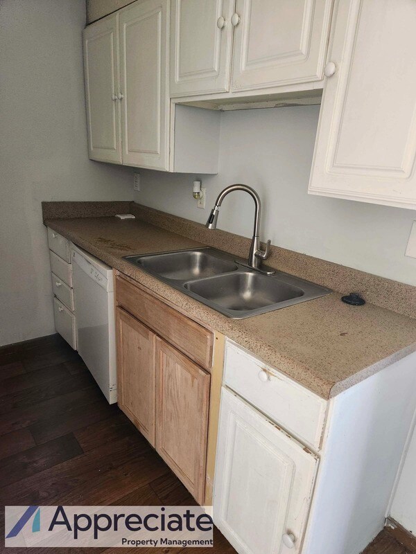 Building Photo - 2637 Delavan Ave