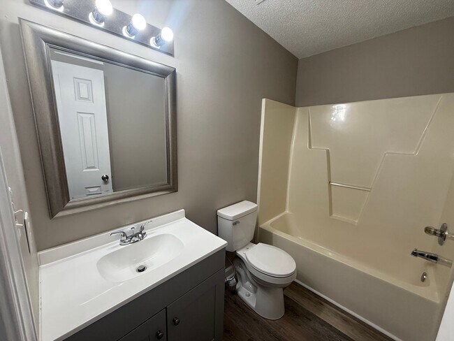 Foto del edificio - 4117 Juniper Ln NW