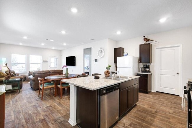 Foto del edificio - Move in Ready and FULLY FURNISHED 3 BD/2 B...