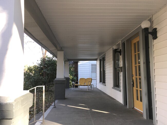 Foto del edificio - 2331 Englewood Ave