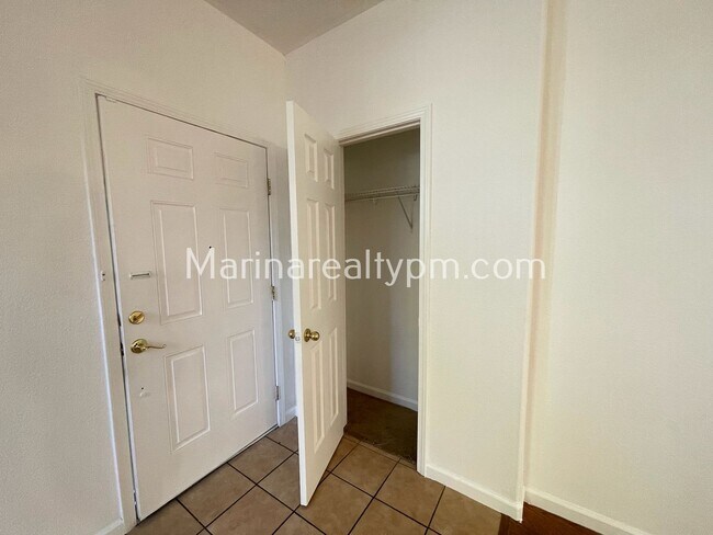 Building Photo - 5 Bedroom 2.5 Bath Two Story House