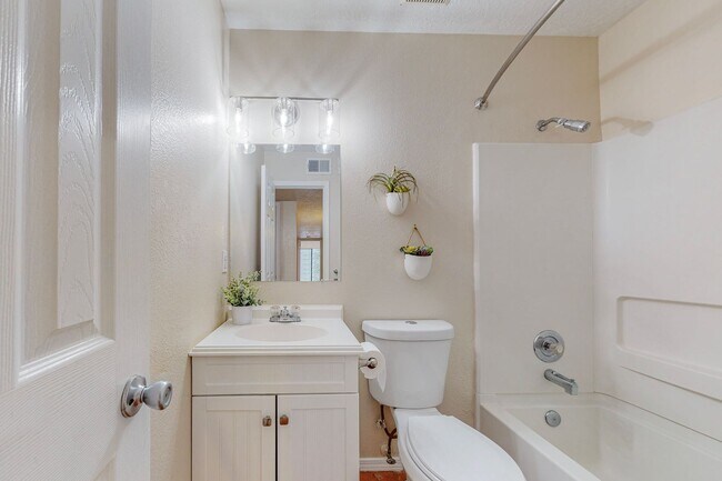 Foto del edificio - 7920 Elliott Rd NW