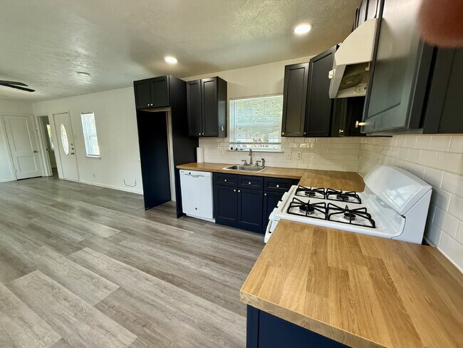 Foto del edificio - "Charming 3-Bed Oasis with 2 Full Baths in Garland – 1160 Sq Ft of Comfort at 1617 Meadowbrook!"