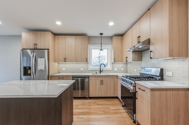 Building Photo - 2840 W 36th Pl