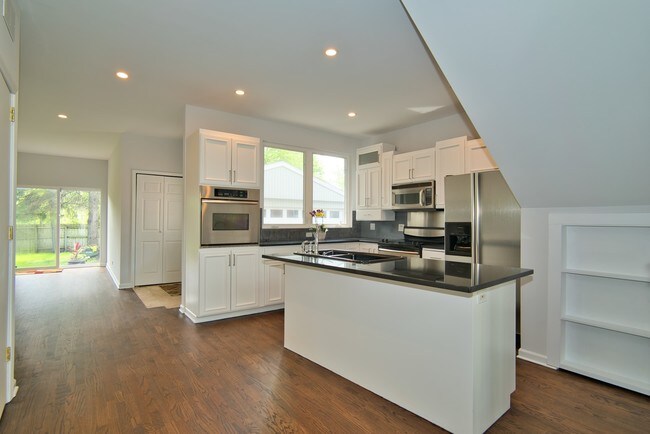 Foto del edificio - 828 Meadow Rd