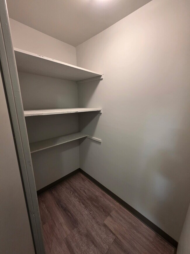 Photo du bâtiment - 155-155 Mighton Ave