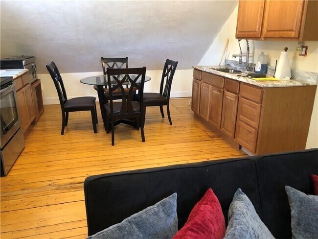 Building Photo - 121 Camp St