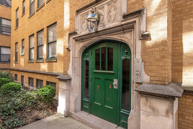 Building Photo - Three Bedroom in South Shore