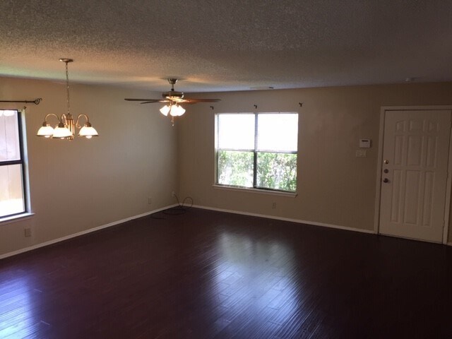 Foto del edificio - *COMING SOON* Spacious 4-Bedroom, 2.5-Bath Home with One-Car Garage!