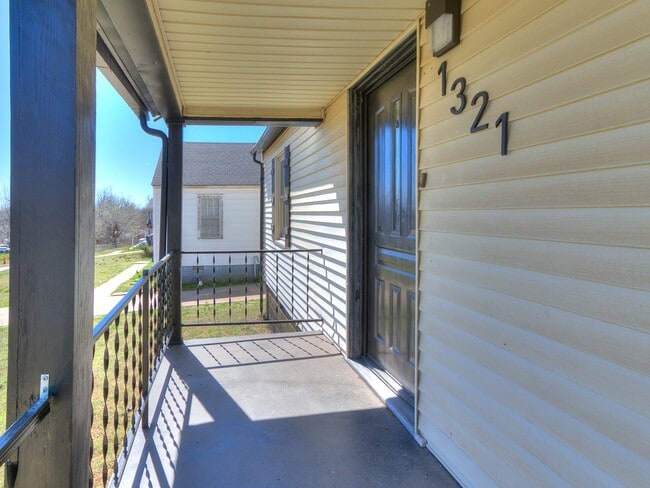 Photo - 1321 Bellevidere Dr House