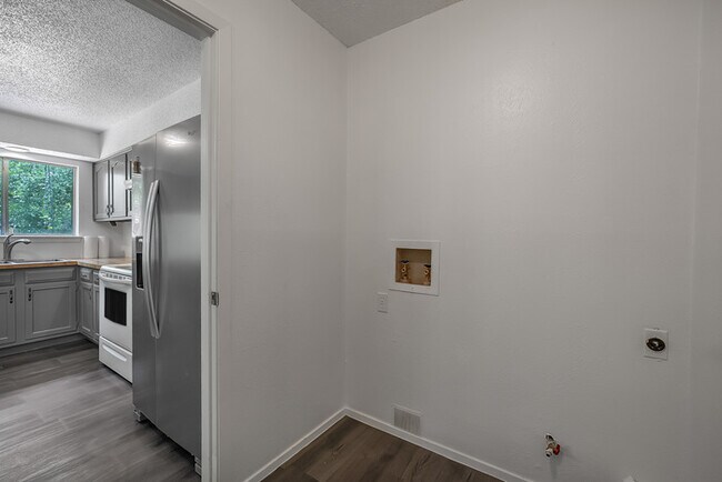 Foto del edificio - 4209 Harcourt Dr