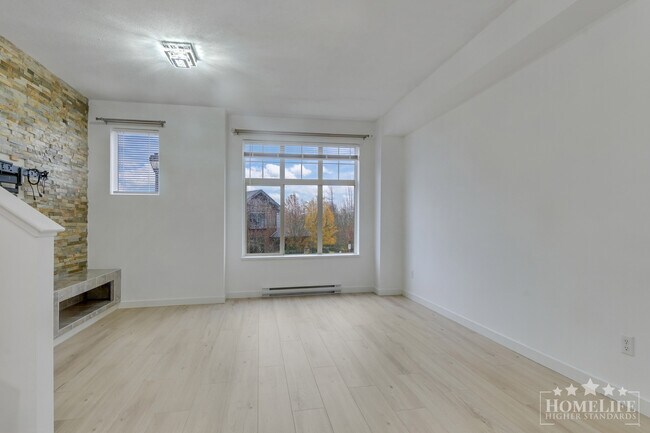 Photo du bâtiment - Stunning 4-Bed, 3-Bath Townhouse in Westerleigh — Modern, Spacious & Family Friendly