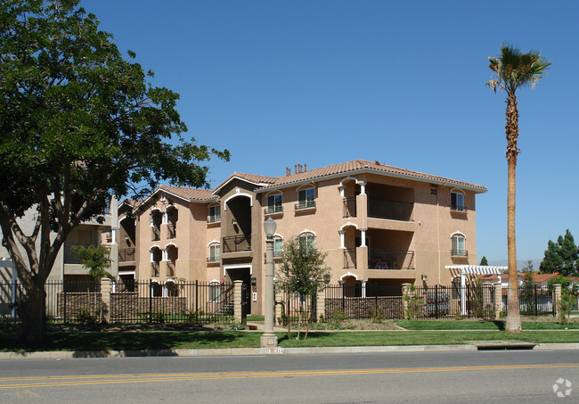 Building Photo - Casa de La Villa Apartments