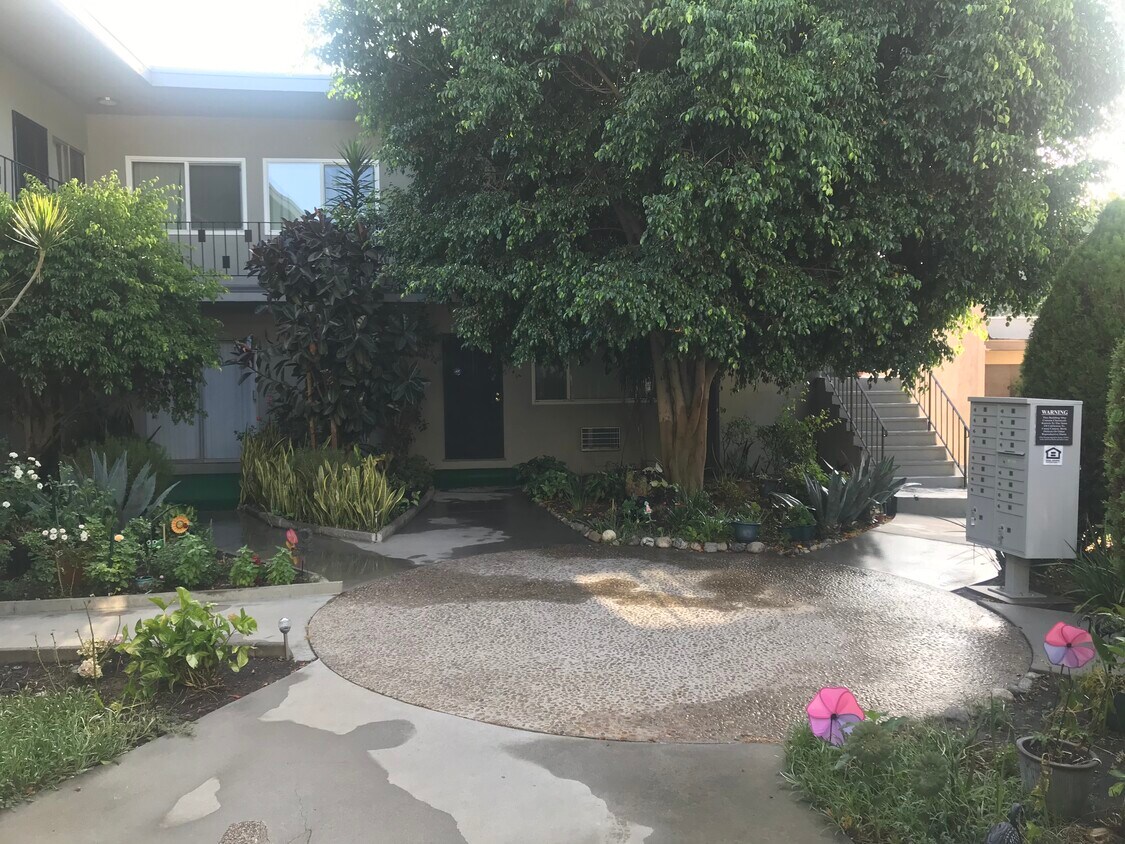 Primary Photo - 6620 Whitsett Ave