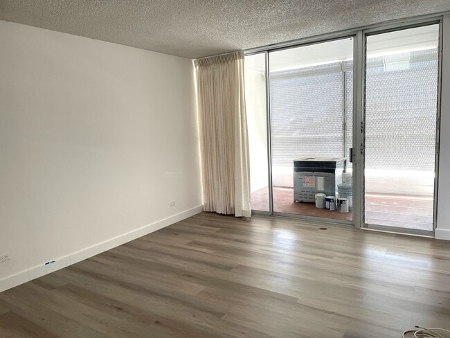 Building Photo - 1556 Piikoi St