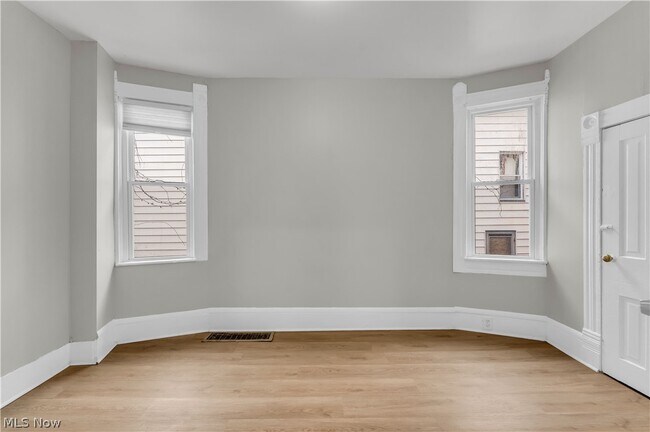 Foto del edificio - 1345 W 61st St