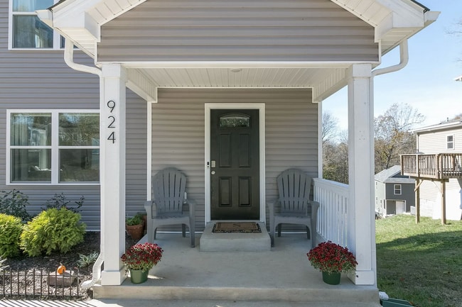 Building Photo - 924 E Happy Hollow Dr