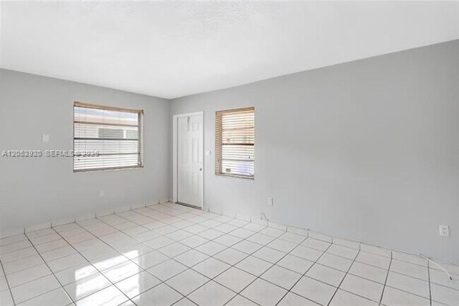 Foto del edificio - 2476 SW 17th St