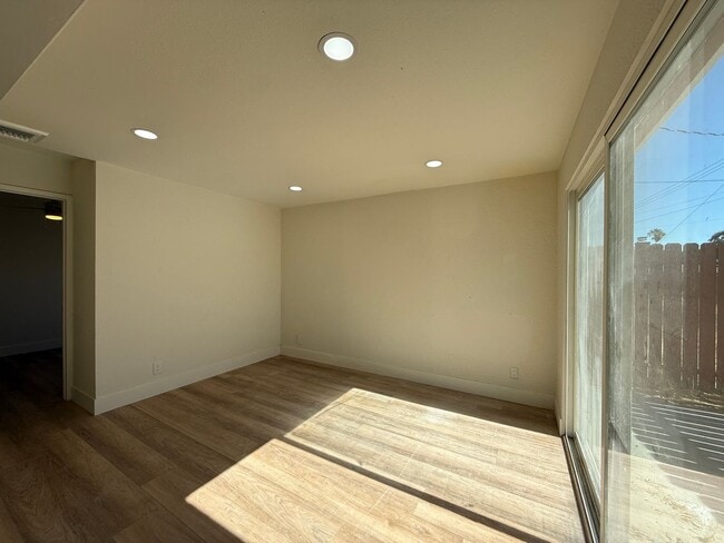 Building Photo - AV T 1105