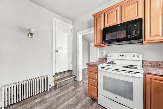 Building Photo - Student Rental next to WCU Campus | 3 Bed Single Family Home w/ Covered Front Porch, Yard & Basem...