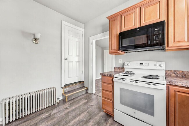 Foto del edificio - Student Rental next to WCU Campus | 3 Bed Single Family Home w/ Covered Front Porch, Yard & Basem...