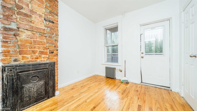 Foto del edificio - 2 br, 2 bath Apartment - 33 Withers St Apt 2J